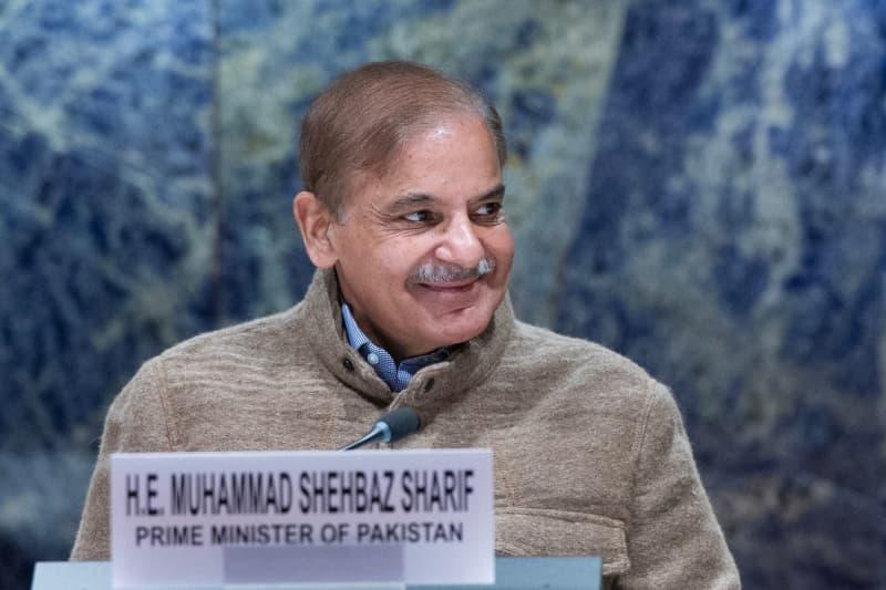 Indian and Pakistani troops at the border during ceasefire talks – india today