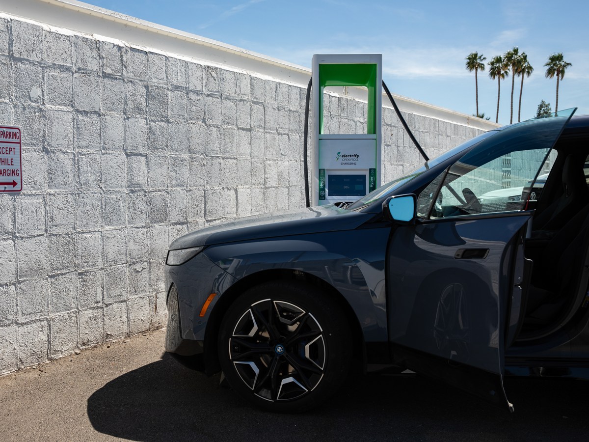 Heavy traffic and air pollution—a constant in cars news coverage